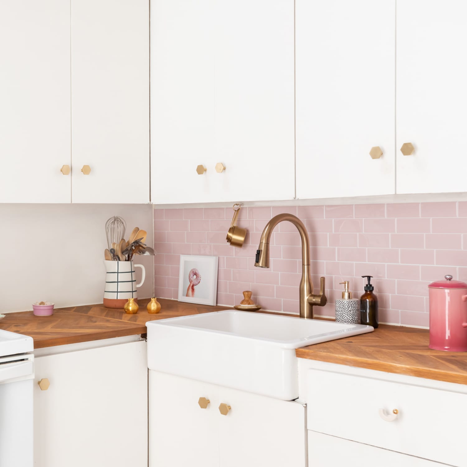 Storing outlet kitchen utensils